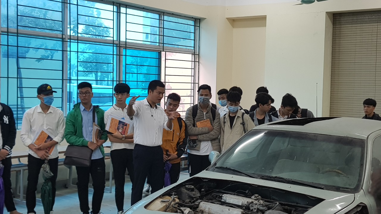 Tưng bừng ngày nhập học đầu tiên của Tân sinh viên ĐHK15 Khoa Công nghệ ô tô