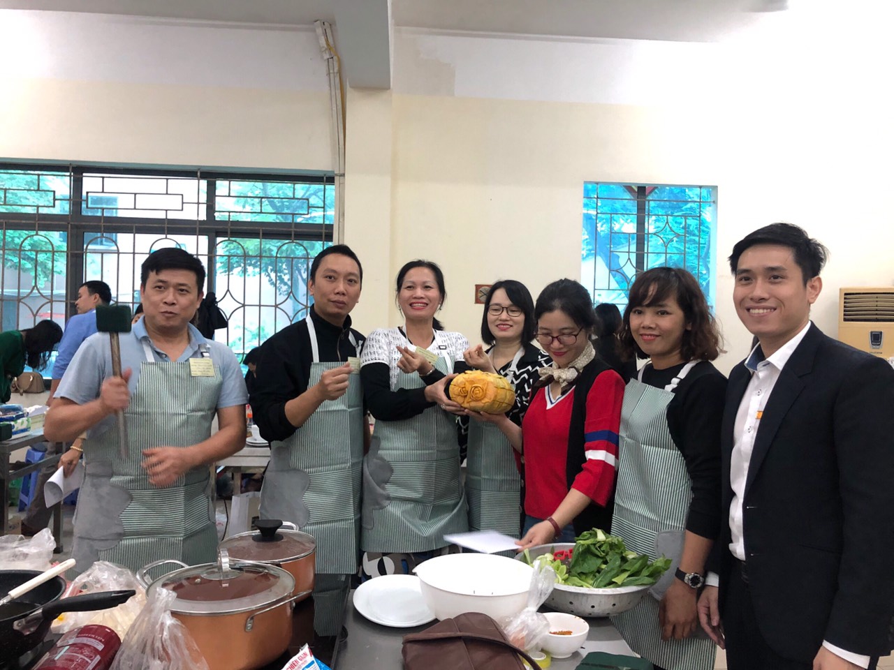 Đội tuyển liên quân Khoa công nghệ ô tô – Cơ khí đạt giải khuyến khích tại Hội thi nấu ăn và cắm hoa chào mừng Ngày thành lập Hội Liên hiệp Phụ nữ Việt Nam 20/10