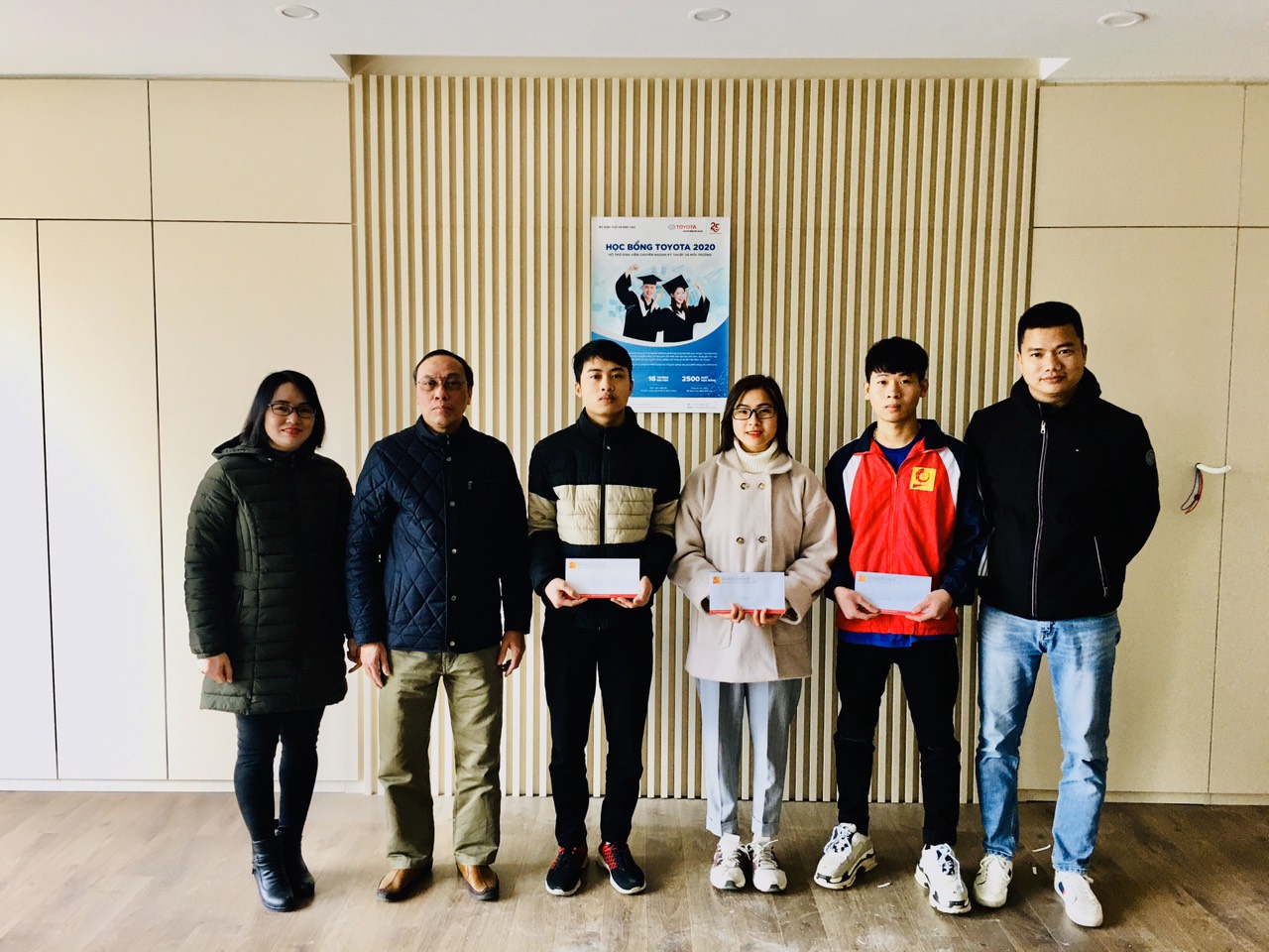 Trao tặng học bổng của Toyota Việt Nam cho 03 sinh viên khoa công nghệ ô tô đạt thành tích xuất sắc trong học tập