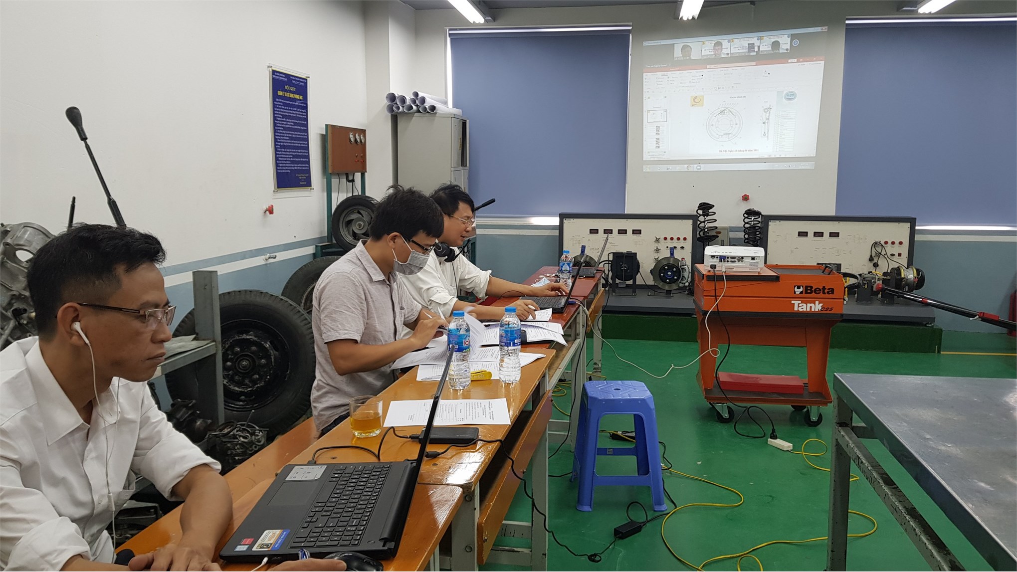 Khoa Công nghệ ô tô tổ chức bảo vệ đồ án trực tuyến cho sinh viên hệ ĐH K12