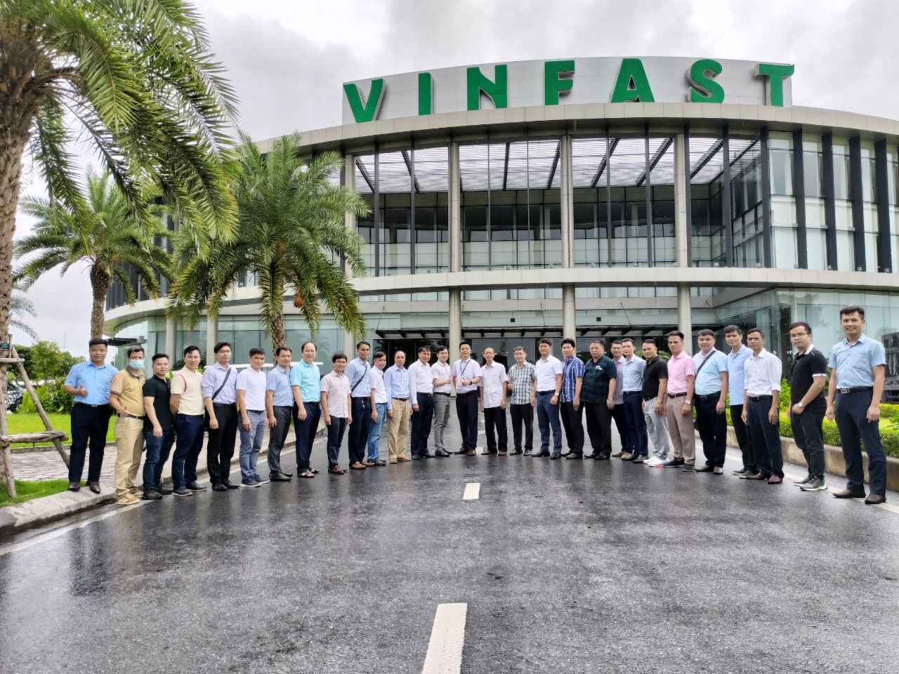 Đoàn cán bộ giáo viên Khoa Công nghệ ô tô trường Đại học Công nghiệp Hà nội tham quan nhà máy ô tô Vinfast