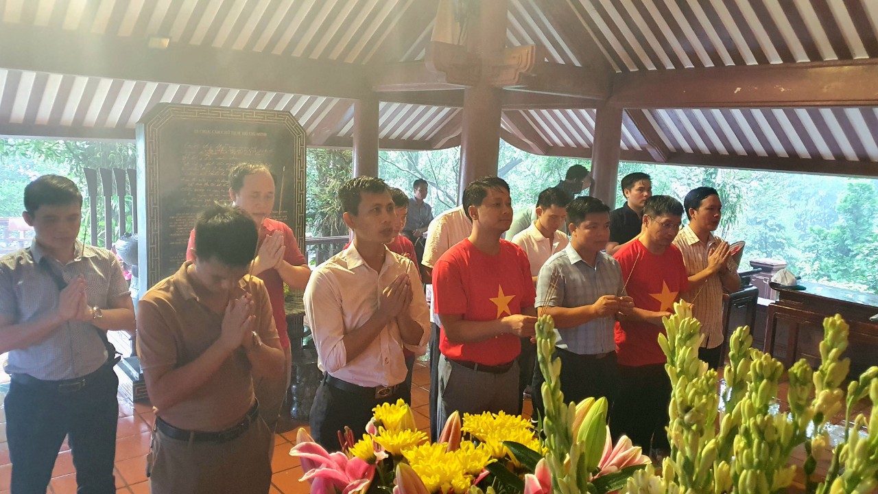 Chi bộ Khoa Công nghệ ô tô tổ tổ chức Dâng hương tại đền thờ Bác Hồ trên đỉnh Ba vì