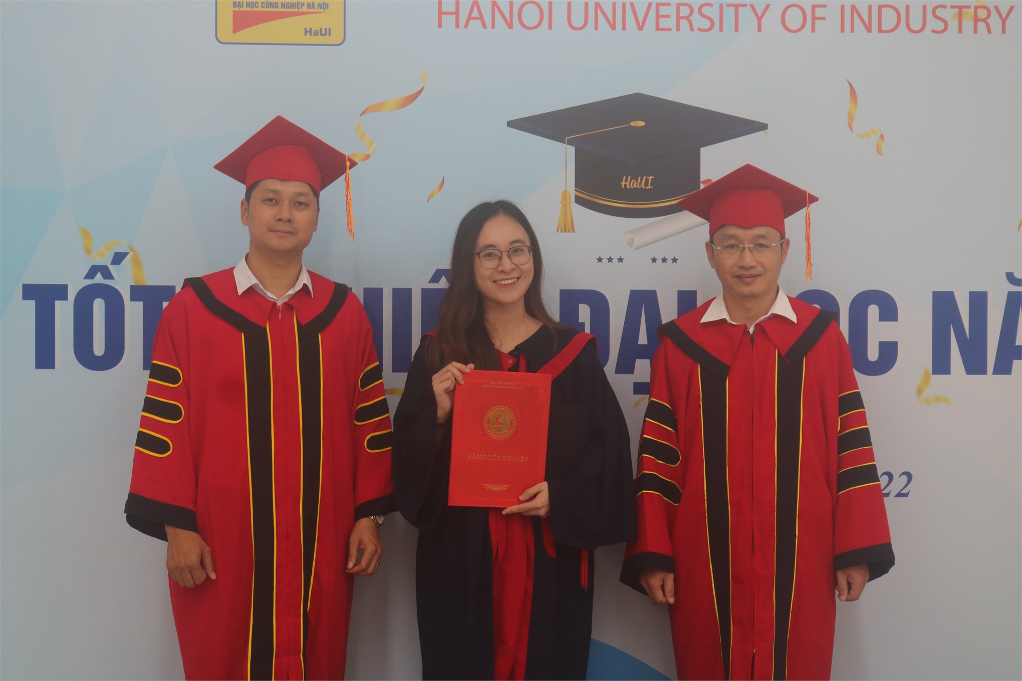 Lễ bế giảng và trao bằng tốt nghiệp năm 2022 Trường Đại học Công nghiệp Hà Nội