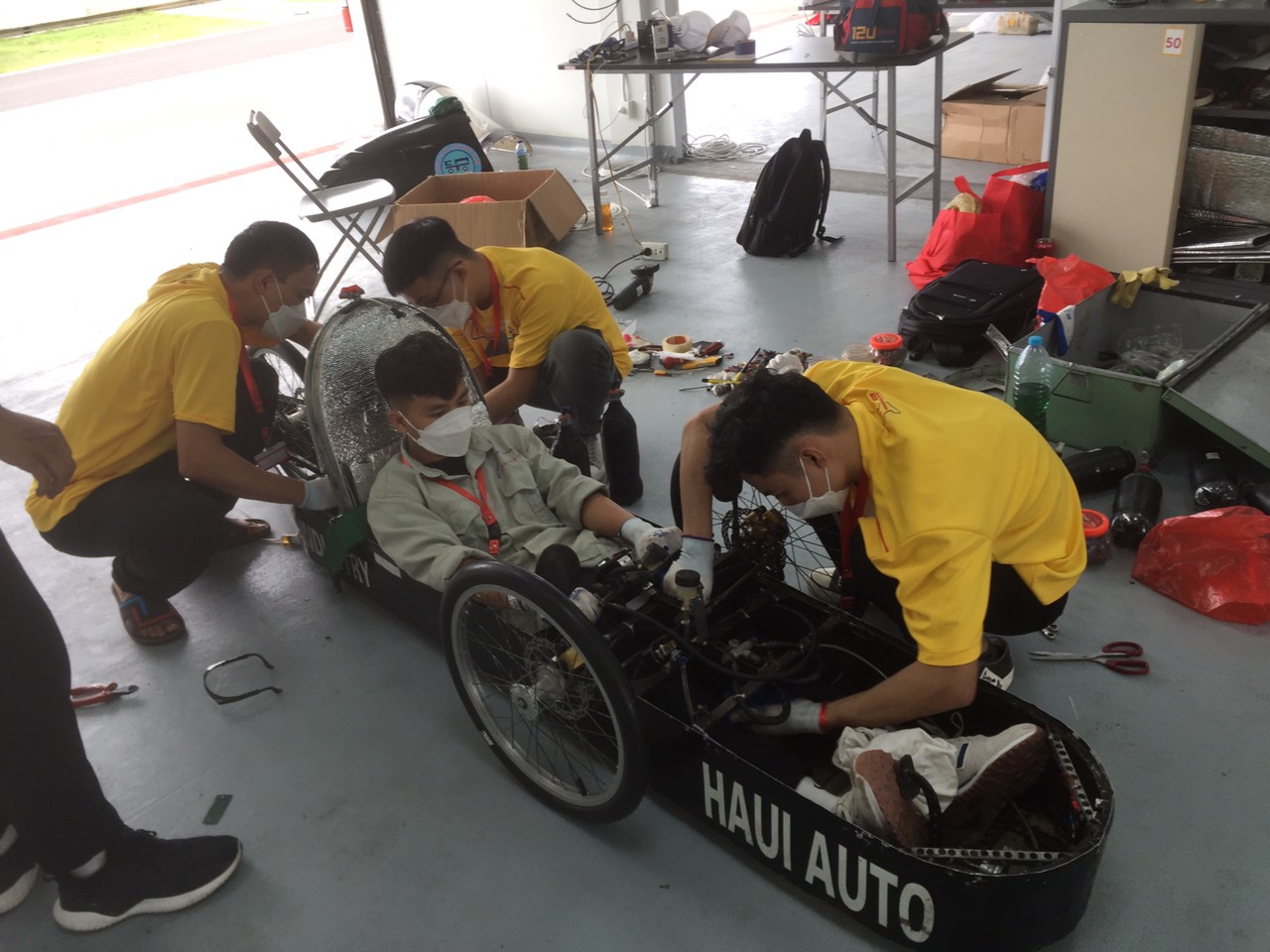 Lễ xuất quân tiễn đội xe sinh thái tiết kiệm nhiên liệu tham gia cuộc thi Eco- Marathong tại Indonesia
