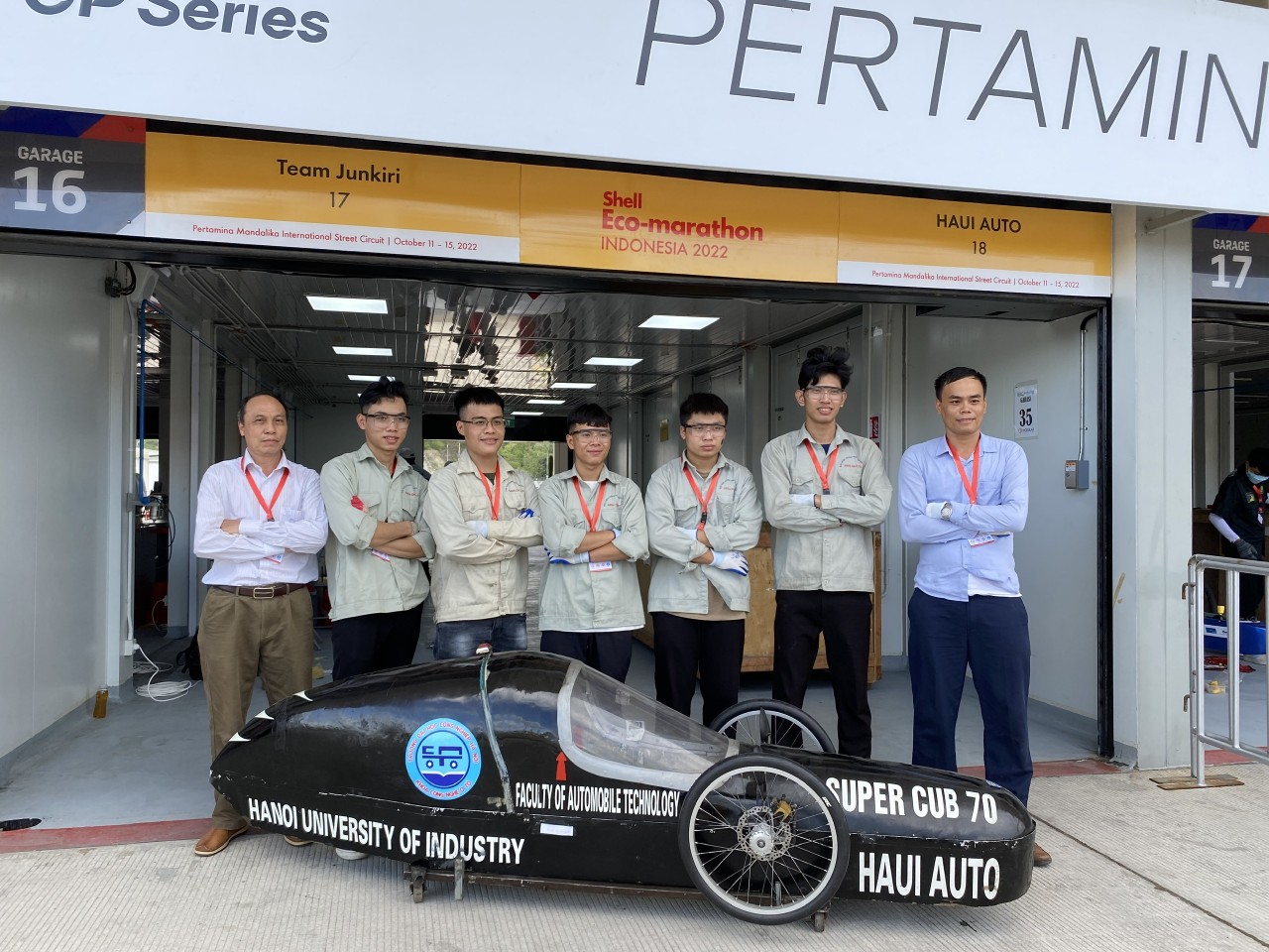 Giành ngôi Á quân cuộc Shell Eco Marathong Châu Á - Đội tuyển chế tạo xe sinh thái tiết kiệm nhiên liệu sinh viên Khoa Công nghệ ô tô tiếp tục viết tiếp những bài ca chiến thắng