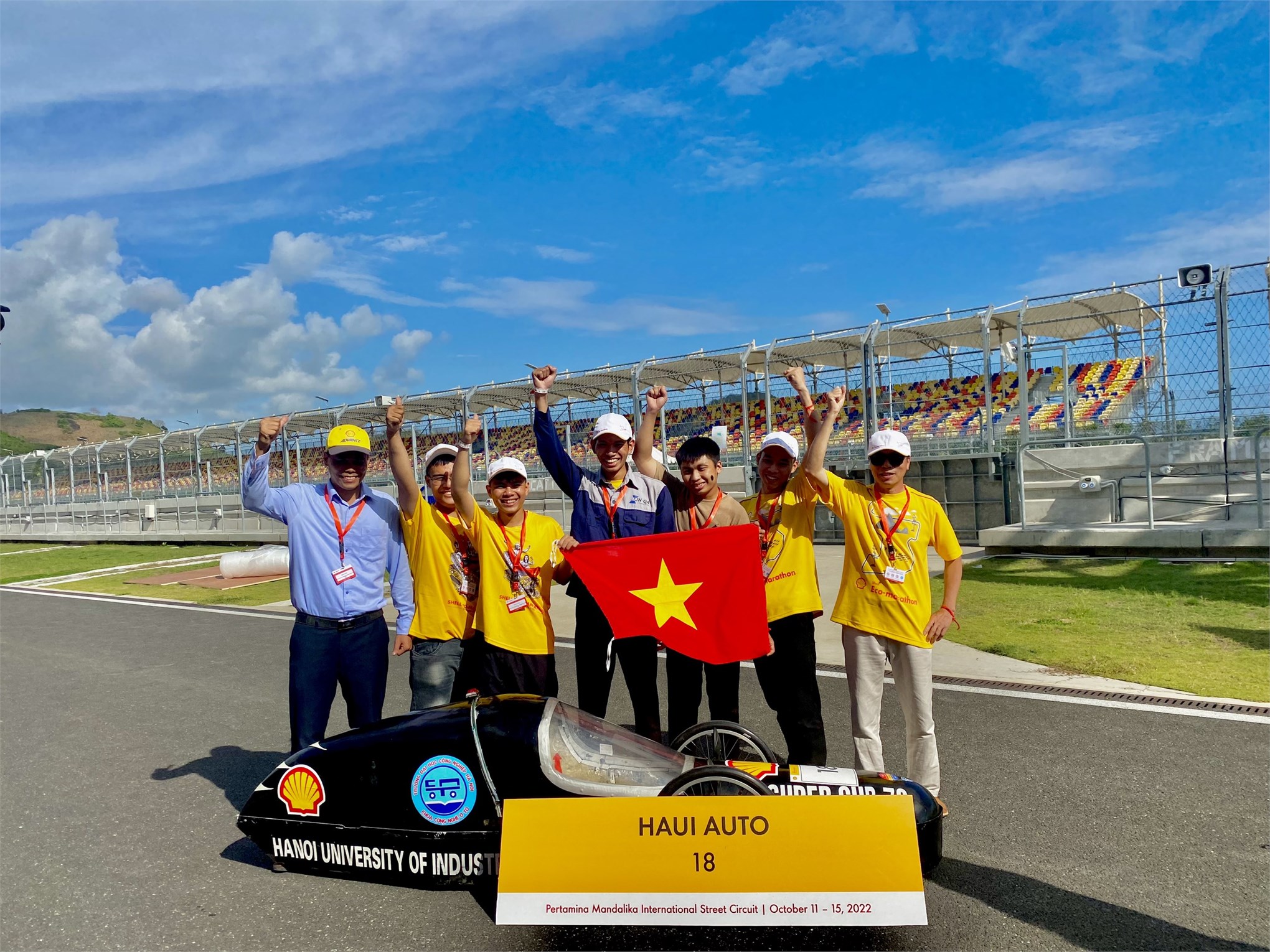 Gặp mặt chúc mừng đội xe sinh thái tiết kiệm nhiên liệu HaUI AUTO Khoa Công nghệ ô tô đạt giải nhì tại cuộc thi Shell Ecomarathong 2022.