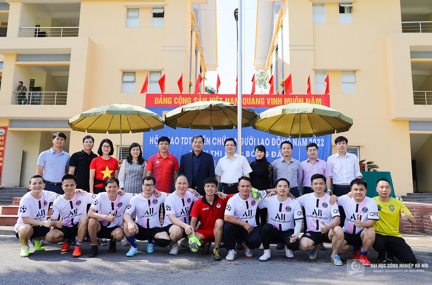 Đội bóng liên quân Khoa Công nghệ ô tô có kết quả hòa với đội tuyển liên quân Trung tâm cơ khí trong trận đấu Khai mạc giải bóng đá cán bộ giáo viên HaUI