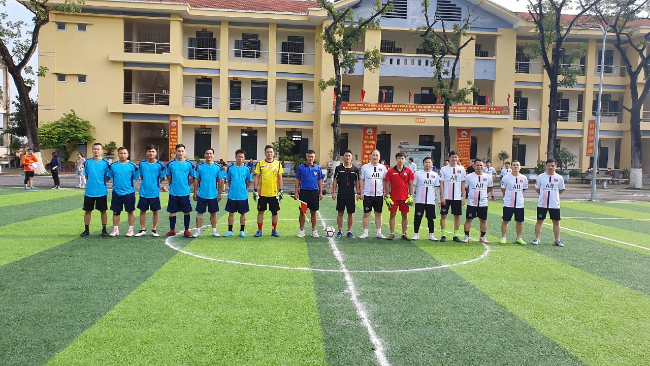 Đội bóng liên quân Khoa Công nghệ ô tô có kết quả hòa với đội tuyển liên quân Trung tâm cơ khí trong trận đấu Khai mạc giải bóng đá cán bộ giáo viên HaUI