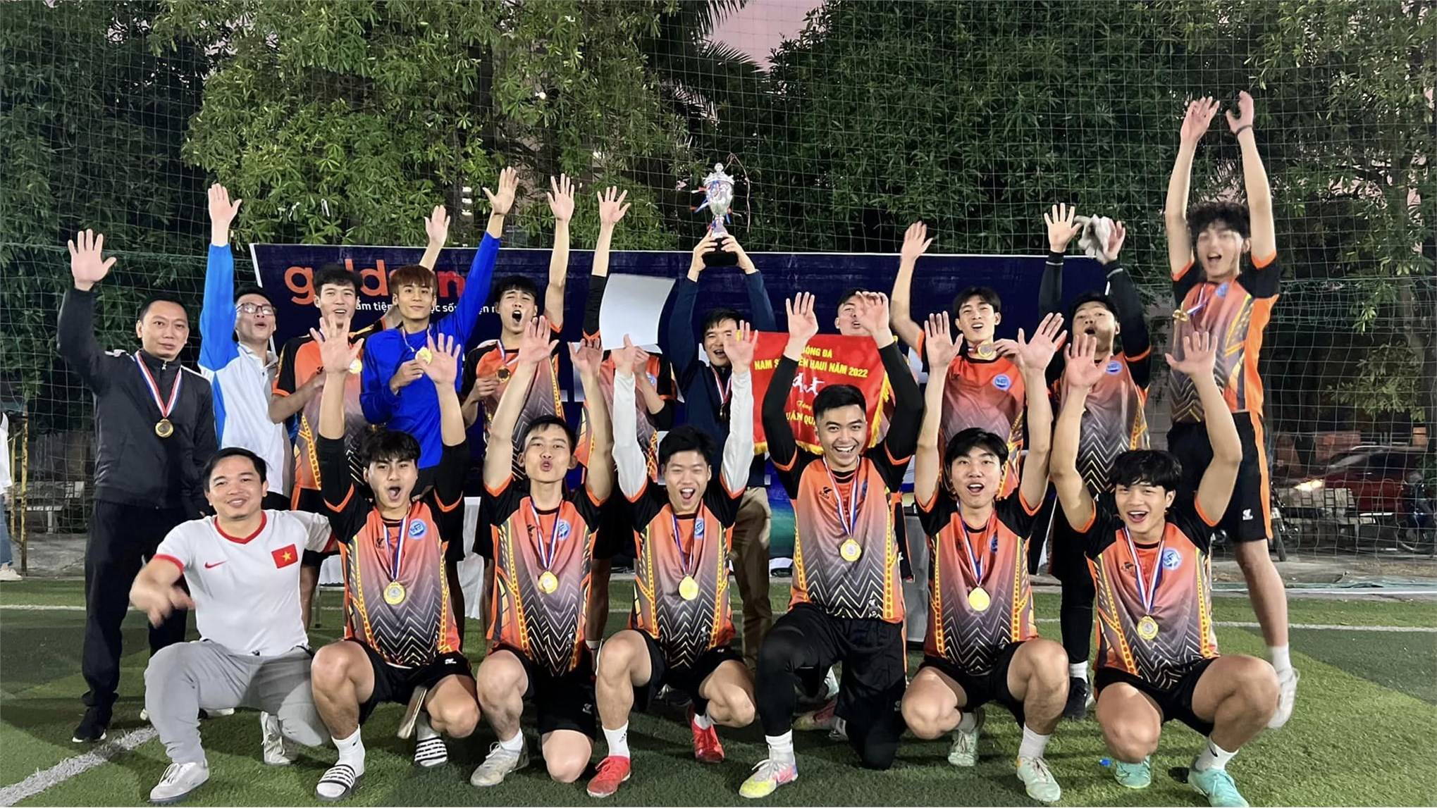 Đội tuyển bóng đá nam sinh viên Khoa Công nghệ ô tô nâng cao cup vô địch giải bóng đá HaUI Cup 2022