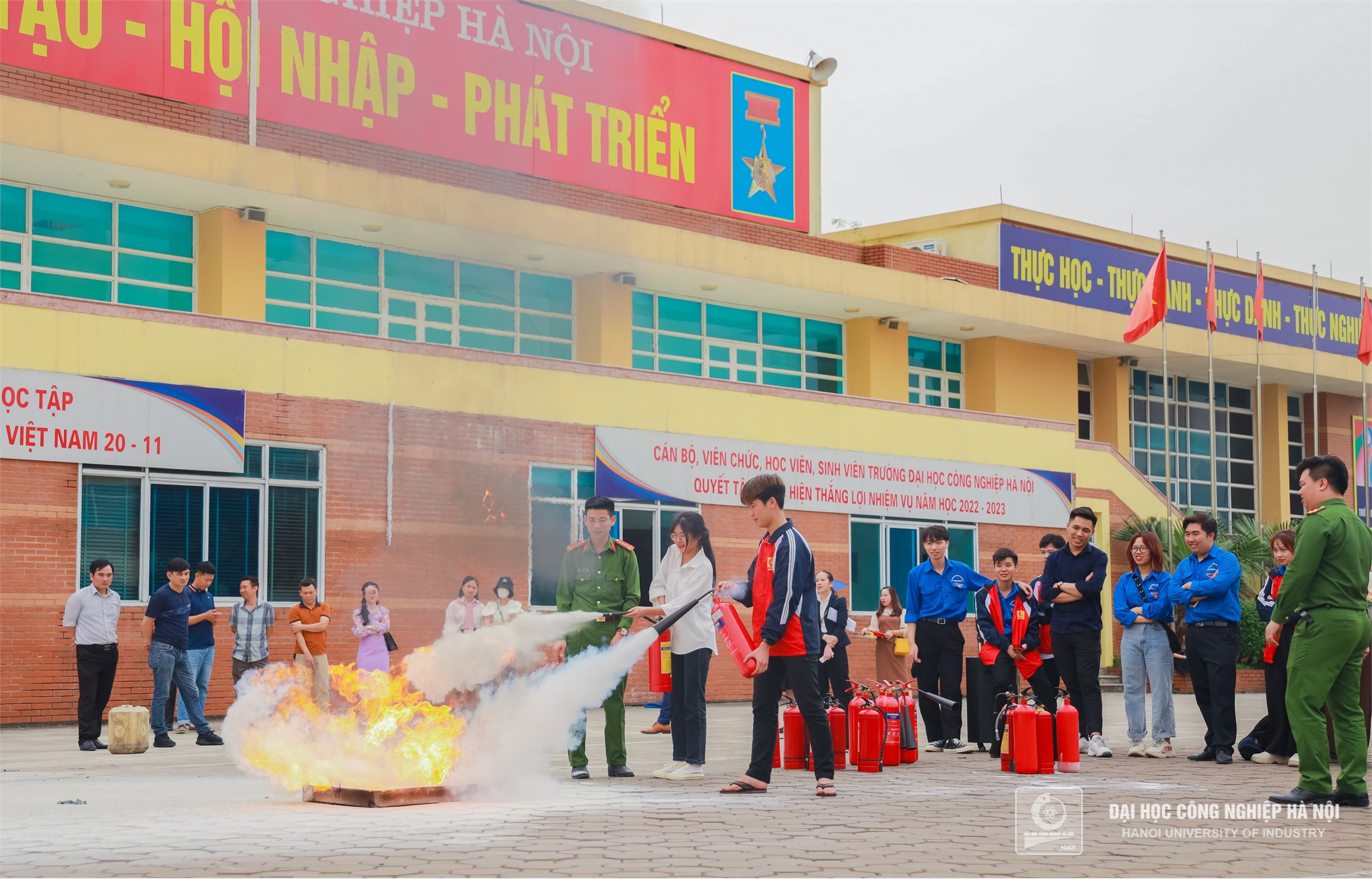 Sinh viên Khoa Công nghệ ô tô đạt giải ba cuộc thi về công tác phòng cháy chữa cháy và cứu hộ cứu nạn năm 2023