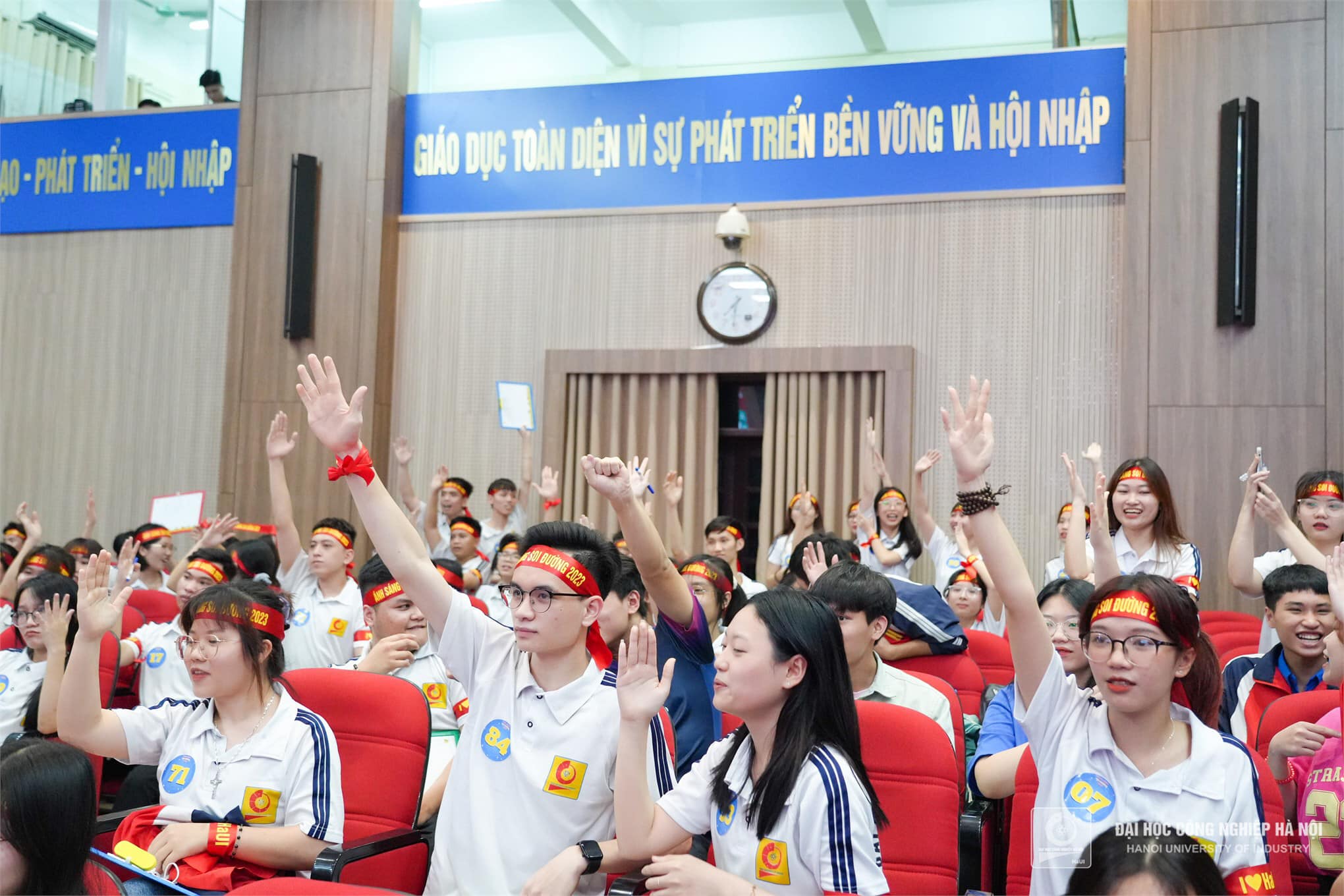 Sinh viên Khoa Công nghệ ô tô xuất sắc đạt giải nhì tại Cuộc thi “Ánh sáng soi đường”