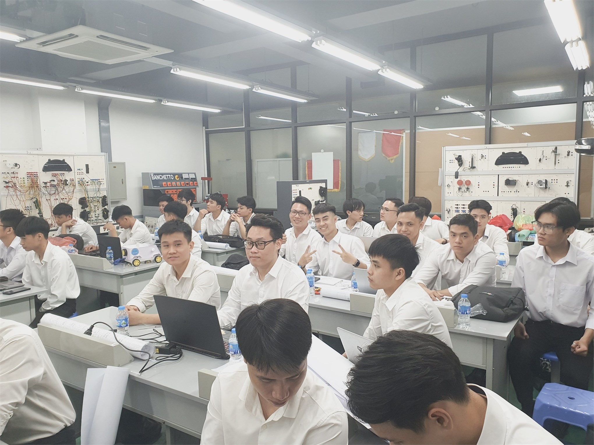 Khoa Công nghệ Ô tô tổ chức Bảo vệ đồ án tốt nghiệp cho sinh viên Hệ Đại học K14