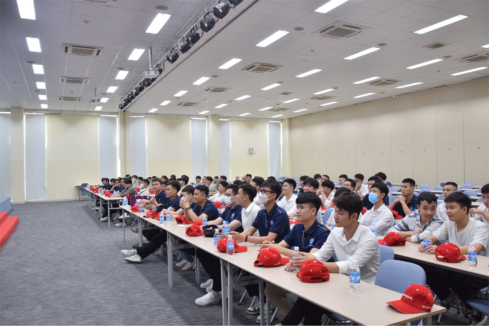 Chuyến tham quan đầy ý nghĩa của 50 sinh viên Khoa Công nghệ ô tô tại nhà máy Honda Việt Nam