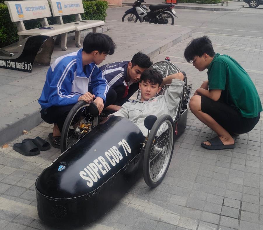 Nỗ lực chuẩn bị cho cuộc thi lái xe tiết kiệm nhiên liệu của sinh viên khoa Công nghệ Ô tô trường Đại học Công Nghiệp Hà Nội
