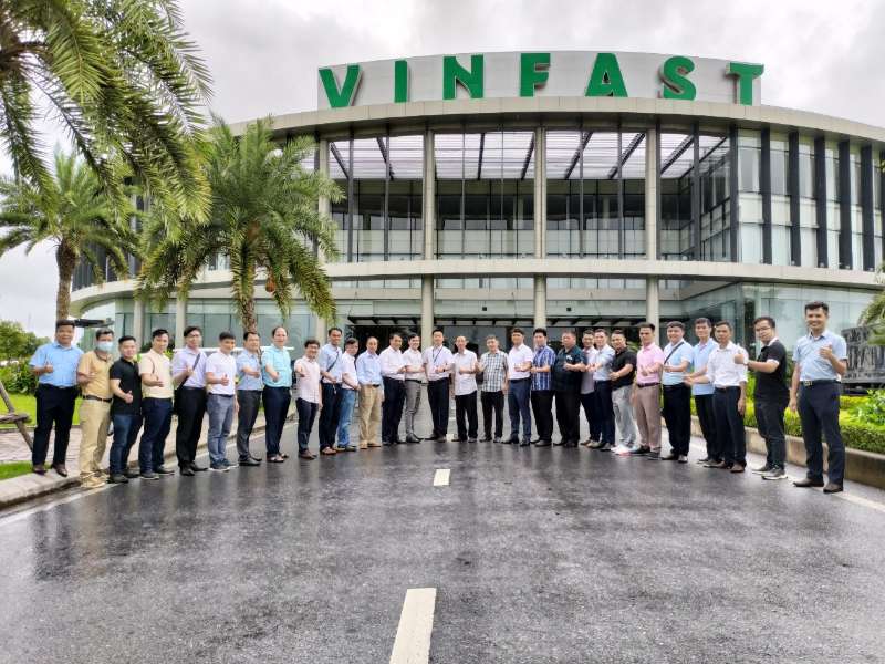 Đoàn cán bộ giáo viên Khoa Công nghệ ô tô trường Đại học Công nghiệp Hà nội tham quan nhà máy ô tô Vinfast