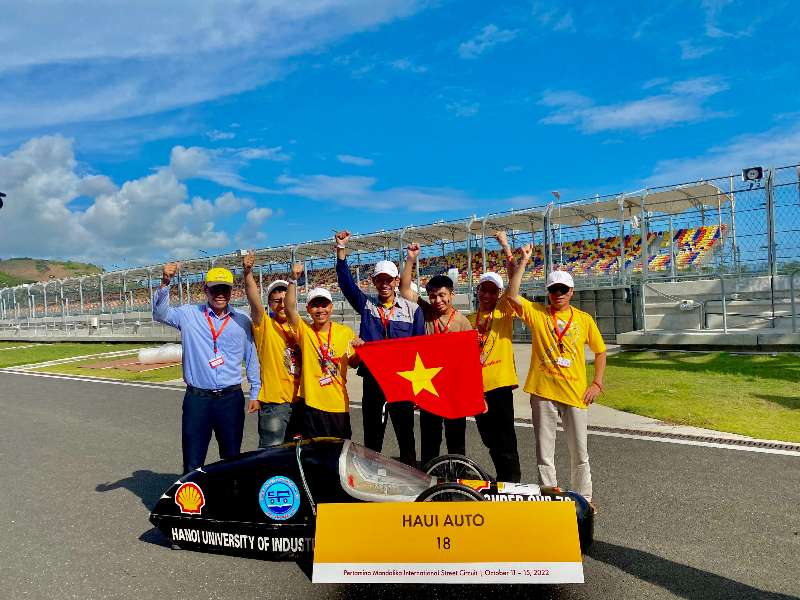 Gặp mặt chúc mừng đội xe sinh thái tiết kiệm nhiên liệu HaUI AUTO Khoa Công nghệ ô tô đạt giải nhì tại cuộc thi Shell Ecomarathong 2022.