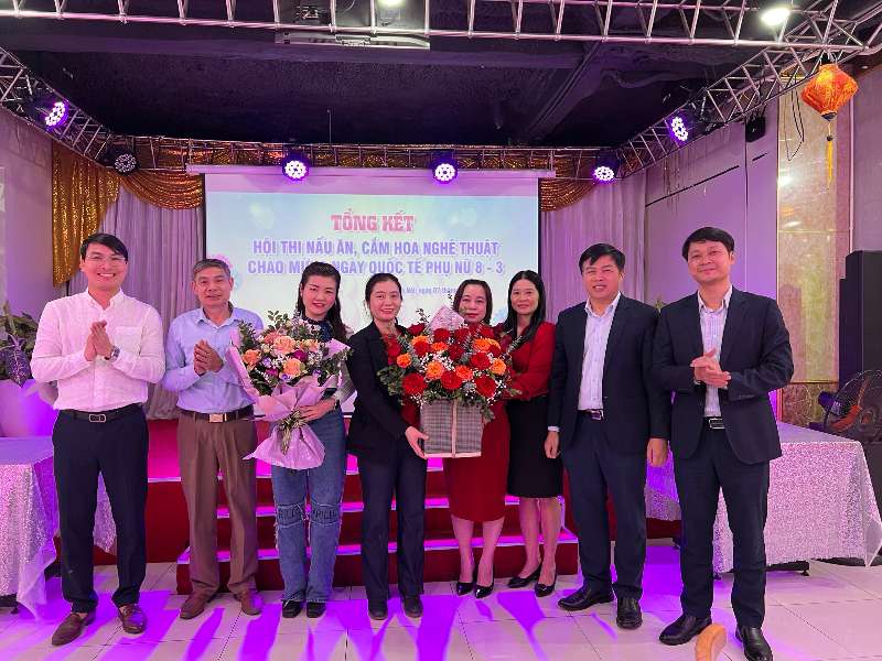 Ấm áp buổi gặp mặt chúc mừng ngày phụ nữ Việt Nam và tổng kết hội thi nấu ăn cắm hoa của liên quân Khoa CN ÔT Ô – Khoa Cơ Khí - Phòng TCHC - Trung tâm CN Ô TÔ & ĐTLX - Trung tâm truyền thông và quan hệ công chúng