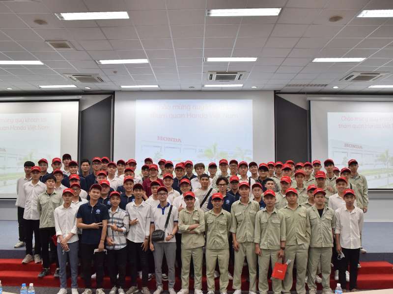 Chuyến tham quan đầy ý nghĩa của 50 sinh viên Khoa Công nghệ ô tô tại nhà máy Honda Việt Nam